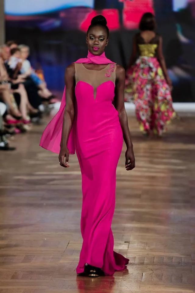 Abito Lungo Fucsia con Inserto in Tulle