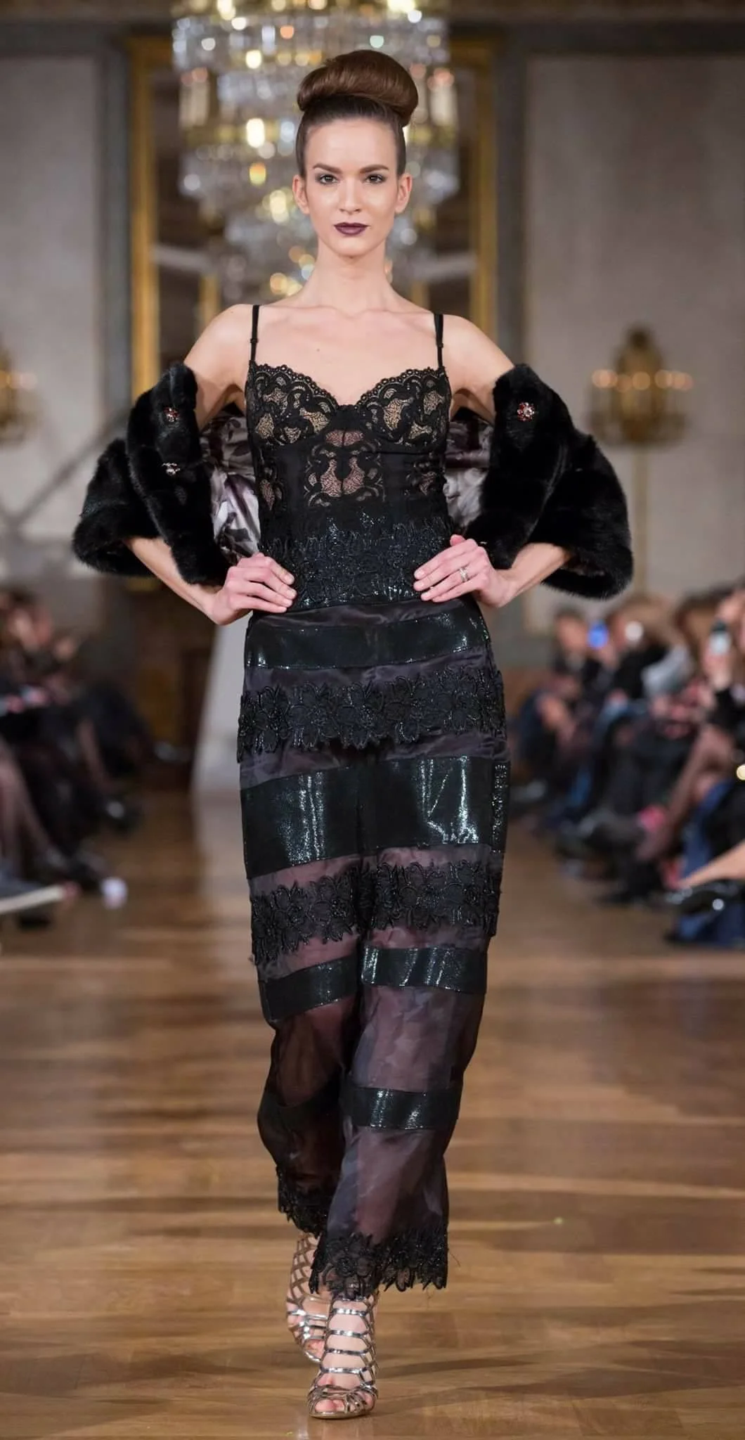 Abito Nero con Pizzo e Pelliccia