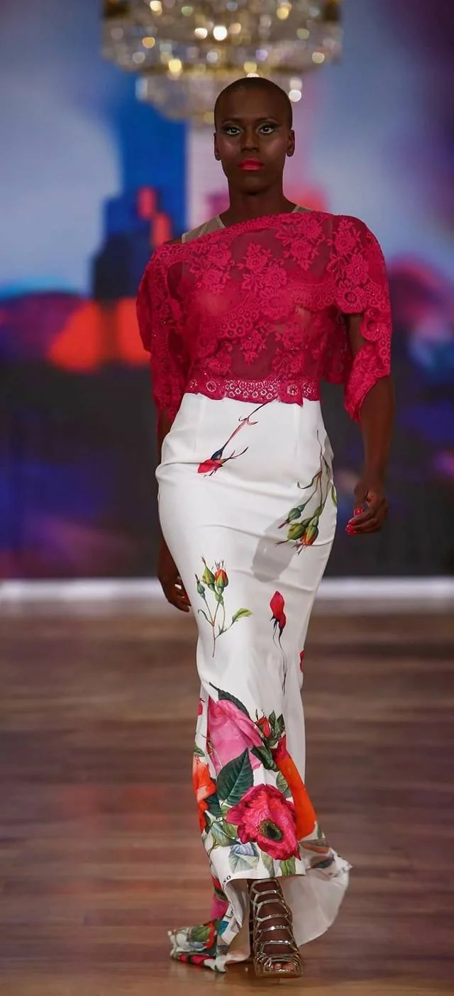 Completo Rosso e Bianco con Motivi Floreali