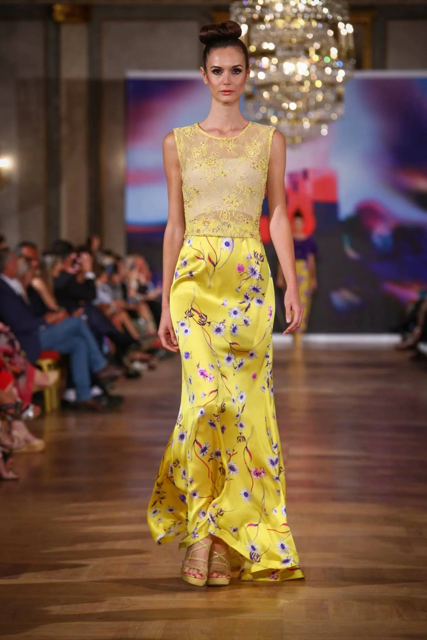 Abito Giallo con Ricami Floreali