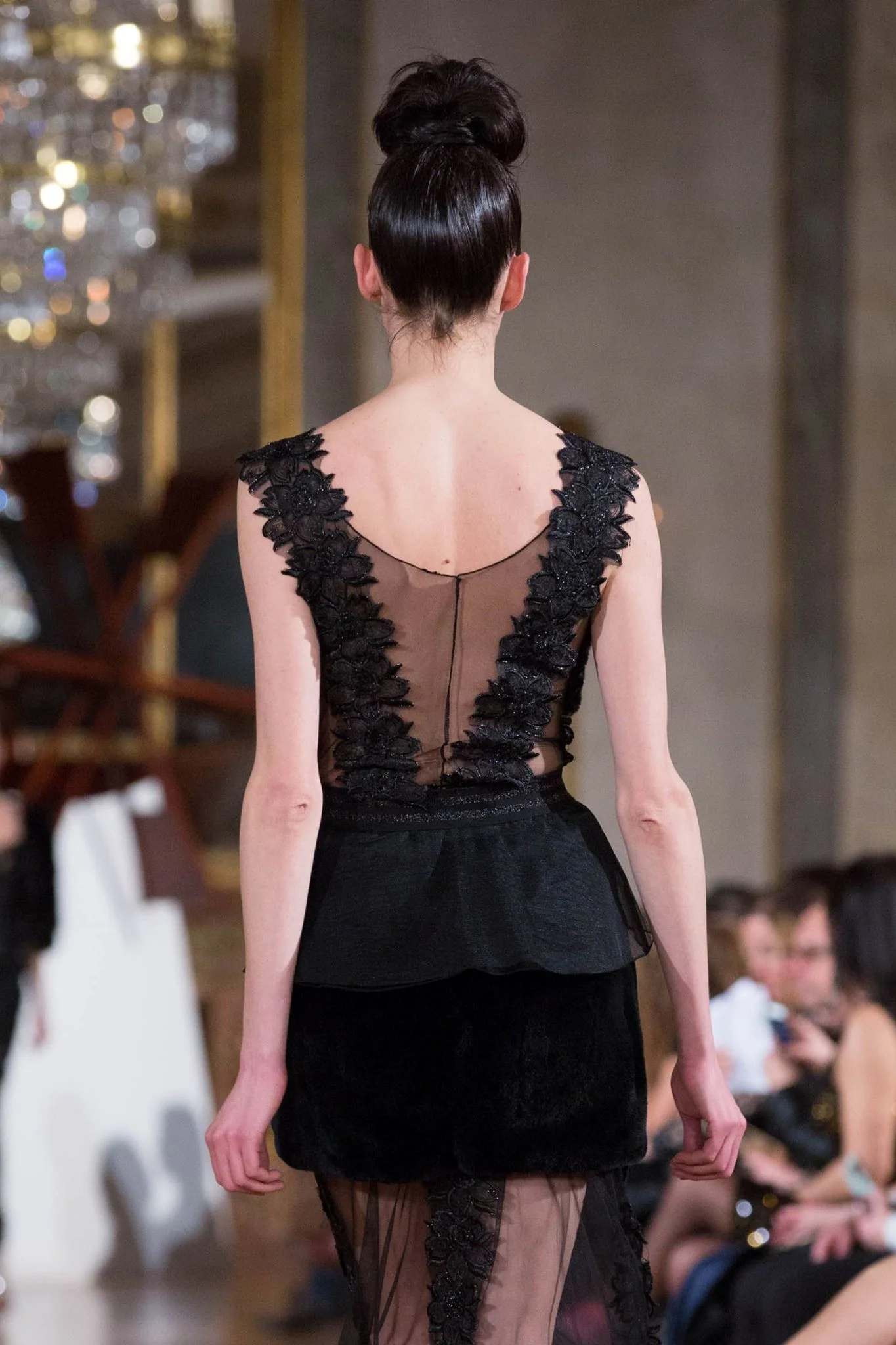 Abito Nero con Schiena in Tulle e Peplo
