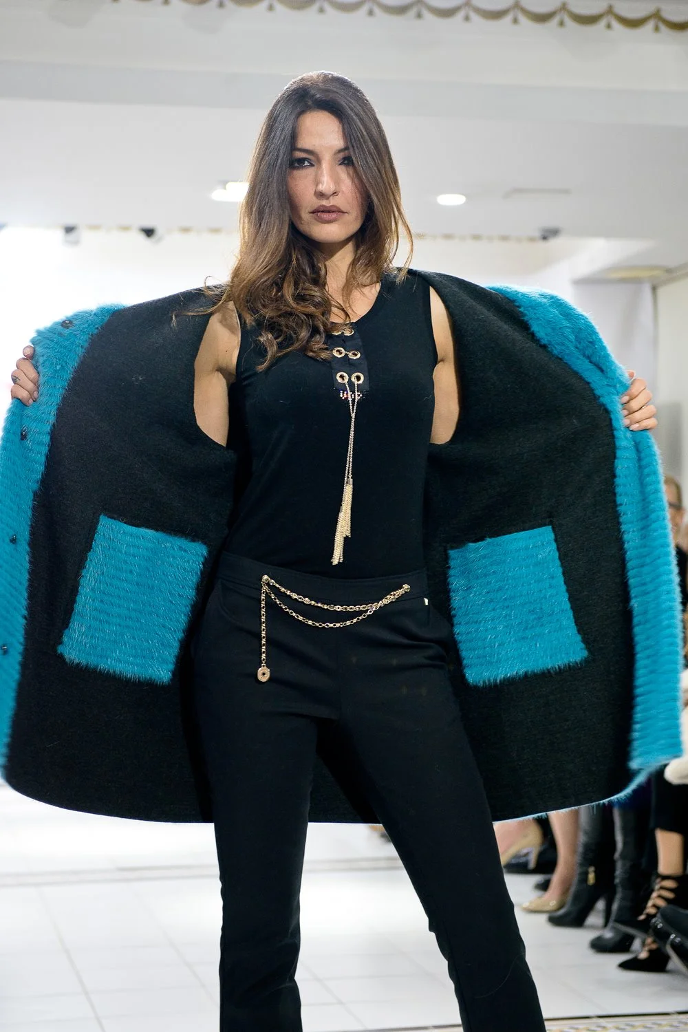 Cappotto in Pelliccia Turchese e Nero